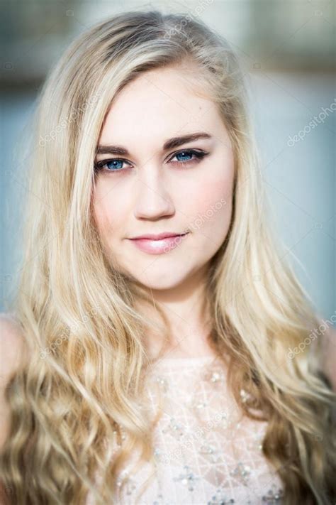 Beautiful Blond Teenage Girl With Blue Eyes — Stock Photo © Heijo 60055671