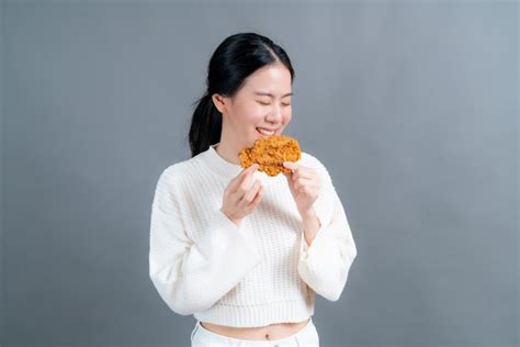 Premium Photo Woman To Eat Deep Fried Chicken