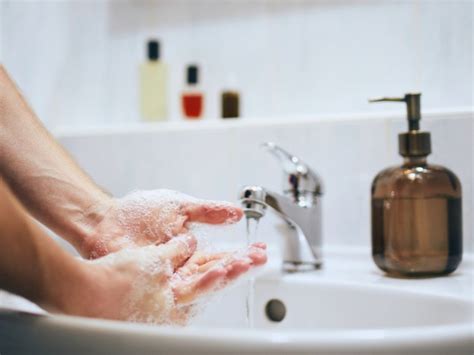 Gosok sabun ke telapak, punggung tangan dan . Mana Lebih Efektif, Cuci Tangan Pakai Sabun atau Hand ...