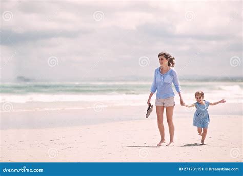 Dar Un Paseo Por La Playa La Joven Madre Y Su Hija Yendo A Dar Un