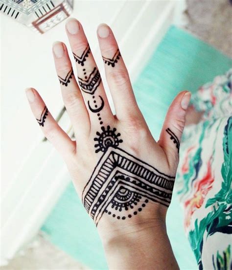 1001 idées tatouage henné main ancestral et temporaire simple henna tattoo small henna