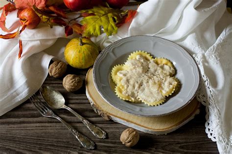 Ravioli di zucca e ricotta. Ravioli di zucca e ricotta e salsa di noci - Maccaroni Reflex