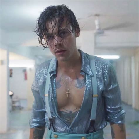 All the lights couldn't put out the dark running through my heart lights up and they know who you are know who you are do you know who you are? The Best GIFs From Harry Styles's 'Lights Up' Music Video