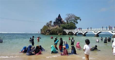 Spot 'i love u' pantai modangan malang: Pantai Balekambang Malang | Harga Tiket Masuk, Rute ...
