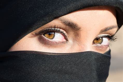 Yeux Arabes De Filles Avec Hijab Photo Stock Image Du Avec Yeux 70836612