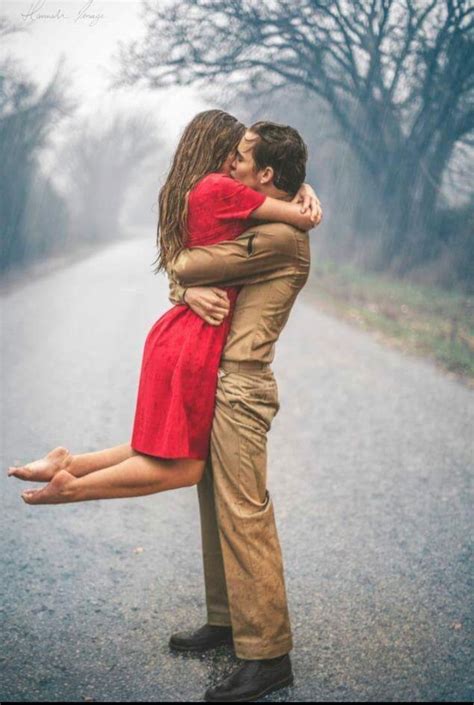 Pin By Dánae Ricardo On Abrazos Y Besos Apasionados Kissing In The Rain Couple Photography