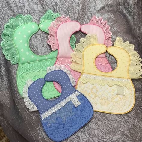 Every parent thinks that their baby is the cutest in the world but there is no actually ranking system for a baby's cuteness. SDS1154 ITH Quilted baby Bibs | Baby bibs patterns, Baby ...