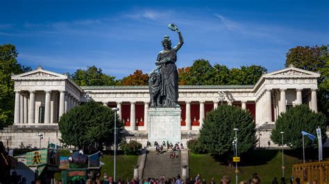 Bavaria Statue Wacht über Die Wiesn Theresie