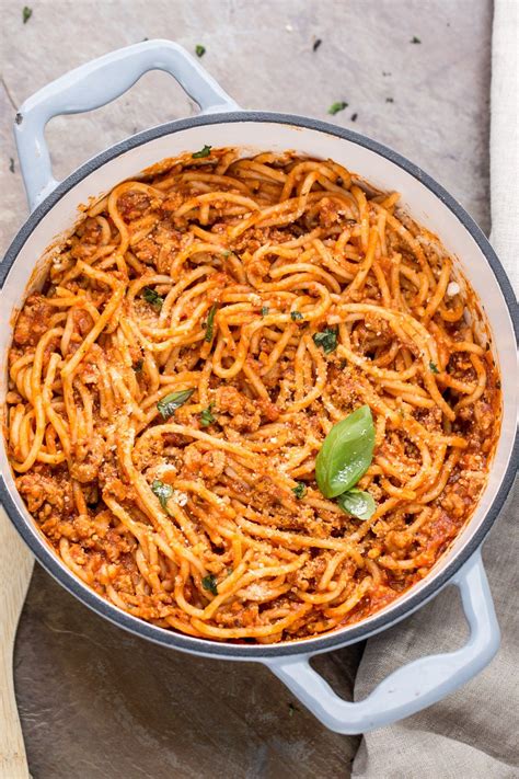 Easy meaty spaghetti recipe makes for the perfect dinner recipe! Simple ...