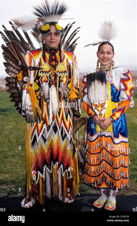 ein native american indian paar zeigt ihre zeremonielle kleidung auf der umatilla indian