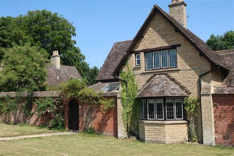 Quarwood Stow On The Wold 2 Bed Detached House £1695 Pcm £391 Pw
