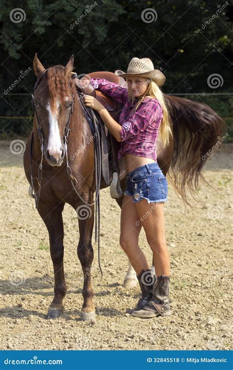 Blond Cowgirl Zdjęcie Stock Obraz Złożonej Z Koń Emocja 32845518