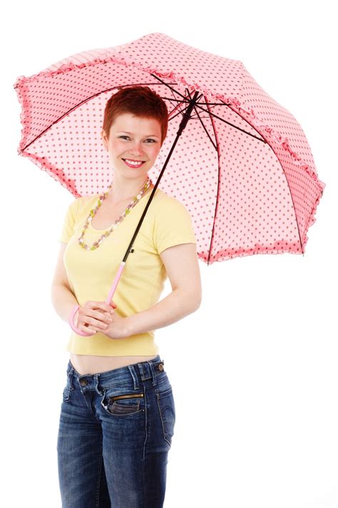 무료 이미지 사람들 소녀 여자 화이트 비 외딴 서 있는 무늬 모델 어린 우산 날씨 유행 의류 담홍색 미소 생성물 태양 모자 행복 캡
