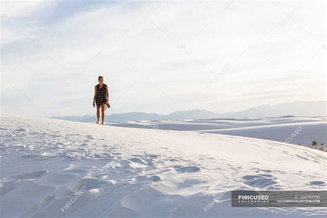 Woman Walking In The Dunes White Sands National Monument Nm — Sky