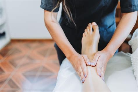Premium Photo Unrecognizable Therapist Making A Foot And Leg Massage