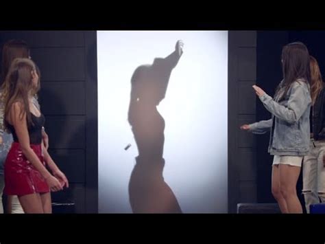 Modelo dá show ao arrancar a blusa na prova do striptease YouTube
