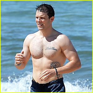 Jake Lacy Looks So Hot While Shirtless At The Beach In Hawaii Jake