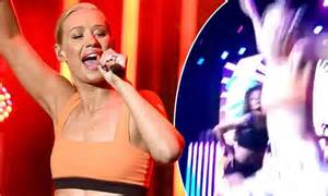 Iggy Azalea Falls Off Stage During Pre Mtv Vma Performance Daily Mail