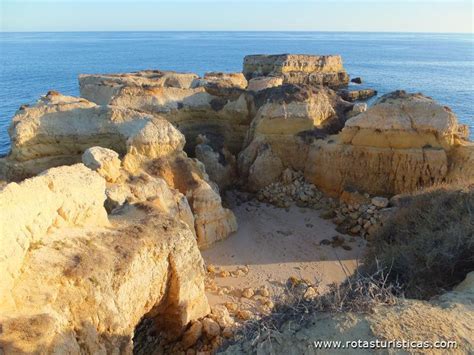 A praia dos três castelos é mesmo ali ao lado e, apesar de ter menos areal e de ser mais pequena, é um cantinho no céu. Praia do Castelo , Albufeira, Fotos de, Albufeira ...