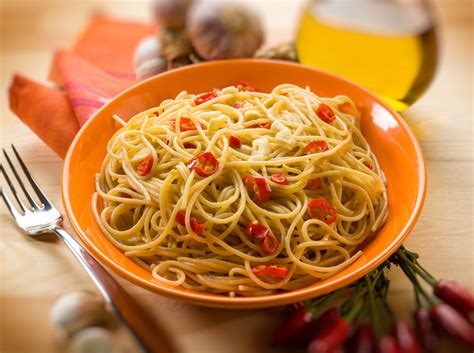 Versate un paio di cucchiai di olio extravergine di oliva ursini in una padella capiente e fate imbiondire lievemente l'aglio a fiamma bassa. Spaghetti aglio olio e peperoncino | Cotto e Crudo - cottoecrudo.it