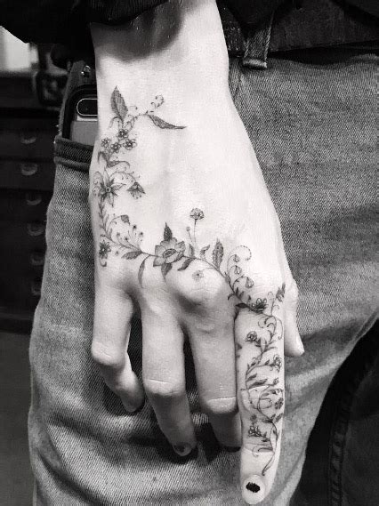 61 Elegant Tattoo Designs All Introverted Women Will Love Tattooblend