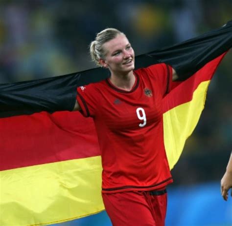 Lucy bronze im dress der englischen nationalmannschaft. sp-Fußball-Frauen-Popp-Ehrung-Meldung: Popp als ...