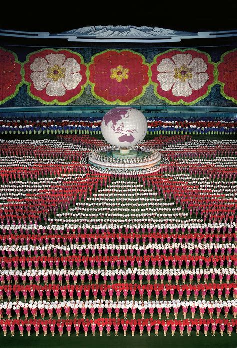60 großformatige bilder von andreas gursky sind aktuell im museum küppersmühle zu sehen. Andreas Gursky's sensational photos of North Korea's mass ...