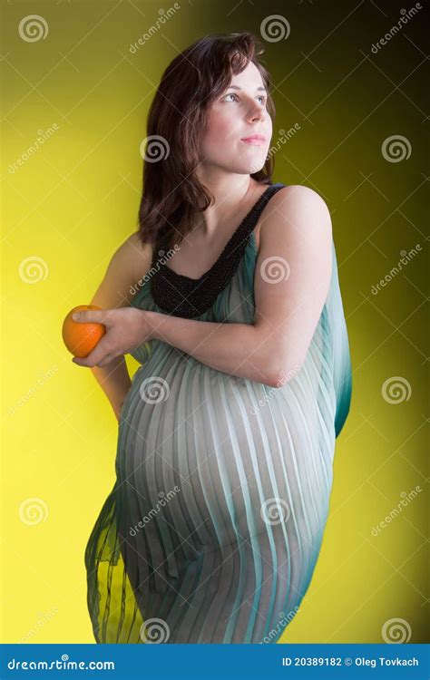 dame nue avec le grand ventre photo stock image du médecine bande 20389182