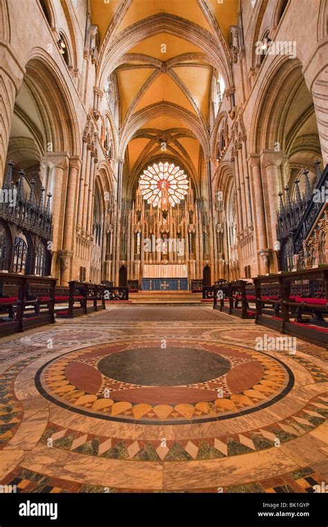 El Interior De La Catedral De Durham Mirando Hacia El Santuario El