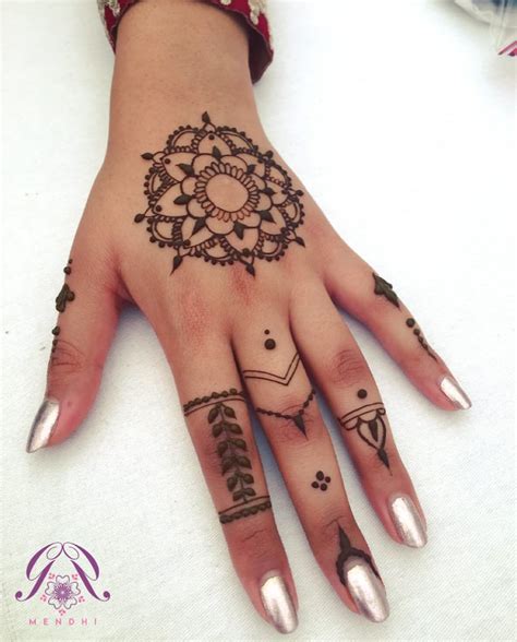 You can really tell she's an expert at what she does by her speed, creativity, and talent. Delicate mandalas for @a_kalsi . . #ggmendhi #henna # ...