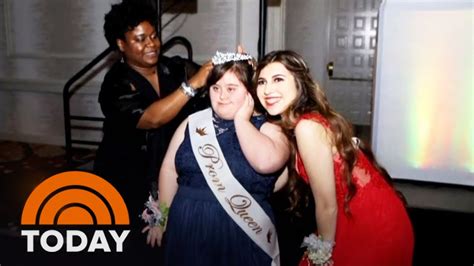 Prom Queen Gives Crown To Girl With Down Syndrome Today Youtube