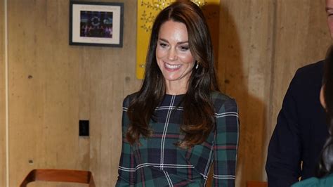 Kate Middleton Vola A Boston Dà Il Via Al Mese Delle Feste Natalizie Con Labito Tartan