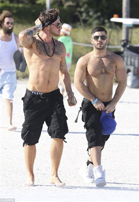 Duncan, laurence was born in charleston, west virginia, october 10, w48. Blue's Duncan James shows off his rippling muscles in ...