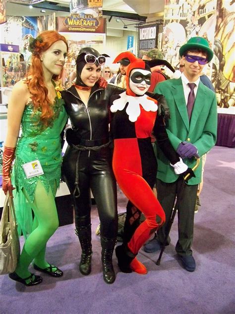 poison ivy catwoman harley quinn and the riddler at the dc booth at san diego comic con