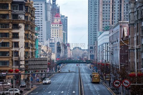Zhongyang dajie (central avenue) or zhongyang street / 中央大街 is a cobblestone lined pedestrian only street serving as a remnant of harbin's bustling. 哈尔滨中央大街高清图片下载-正版图片500832287-摄图网