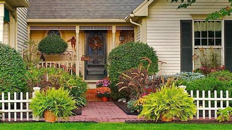 Meletakkan tanaman di pintu depan rumah tidak hanya memberikan tampilan segar, tetapi juga membuatnya terlihat cantik secara estetika. Wajib Punya Tanaman Hias Depan Rumah Minimalis yg Cantik ...