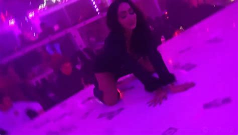 ‘jersey Shore Star Angelina Pivarnick Works The Pole While Dancing