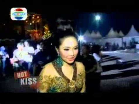 Perihal penyebab perceraian gading dan gisel, gibran mengaku tak bisa menjawab hal itu. Rencana Pernikahan Gisel dan Gading - YouTube
