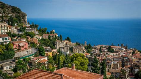 Village Of Taormina On The Coast Of Italy Fond Décran Hd Arrière