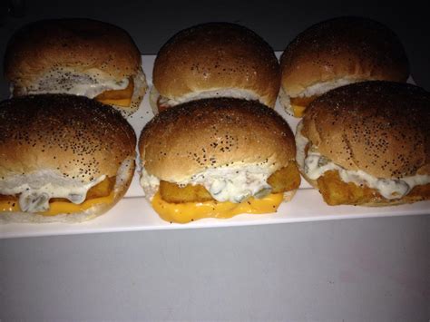 Sourced from sustainable fisheries, topped with melting cheddar cheese and creamy tartar sauce, served on a soft steamed bun. Ramadanrecepten.nl Filet-O-Fish van de McDonalds ...