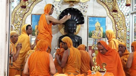 Worshiping Lord Mahavira By Digambar Jains Youtube