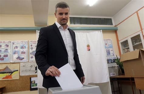 Jakab péter felszólalását követően orbán viktor parlamenti székét elfoglalta, majd a házelnök figyelmeztetése ellenére sem volt hajlandó kiszállni onnét. Ők már szavaztak | CIVILHETES
