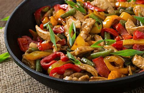 Existen una gran cantidad de recetas wok para cocinar carne vacuna, pollo, cerdo, conejo, pescado y comidas chinas con arroz, camarones y verduras. Wok de pollo y verduras: una receta simple (y deliciosa ...