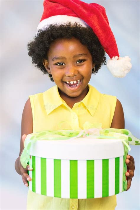 Szczęśliwy Afrykański Dzieciaka Mienia Bożych Narodzeń Prezenta Pudełko Obraz Stock Obraz