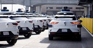 Environmental groups press California on electric car rules | Reuters