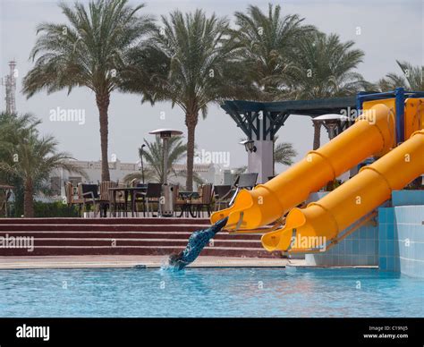 Ein Voll Bekleidet Junge Muslimische Mädchen Nutzt Eine Wasserrutsche In Einem Wasserpark In