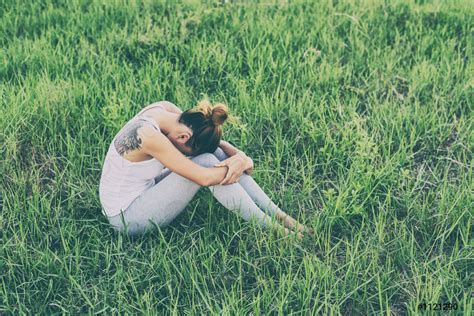 Mujer Concepto De Vida Triste Mujer Abrazar Su Rodilla Y Foto De