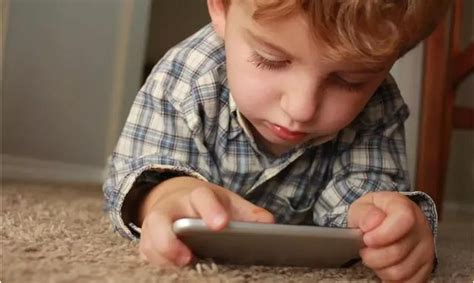 怎么帮助孩子戒掉手机瘾 孩子对手机上瘾的原因 八宝网
