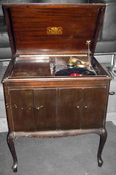 Uhuru Furniture And Collectibles Victrola Record Player With Crank Sold