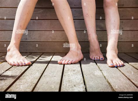 Zwei Mädchen Stehen Barfuß Blick Auf Beinen Stockfotografie Alamy